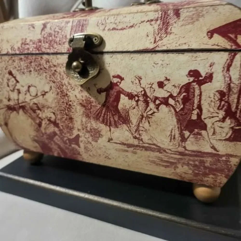 Vintage Decorative Wooden Keepsake Chest / Treasure Box